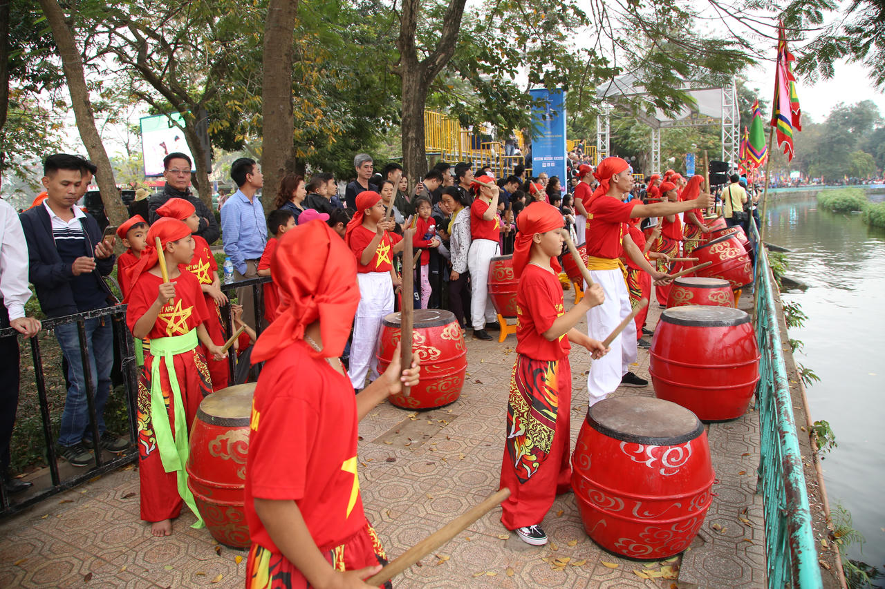 Sôi động lễ hội bơi chải thuyền rồng trên hồ Tây